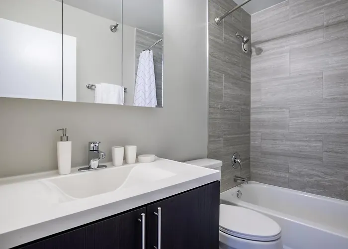 Apartment Gold Coast 2br W Gym Lounge Pool Nr Mag Mile Chi-231 *